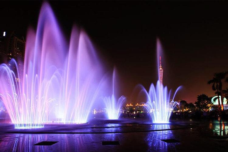 根据喷泉的水型根据播放音乐的旋律和节拍有规律地进行变化，同时辅以灯光、激光或其它介质的变化
