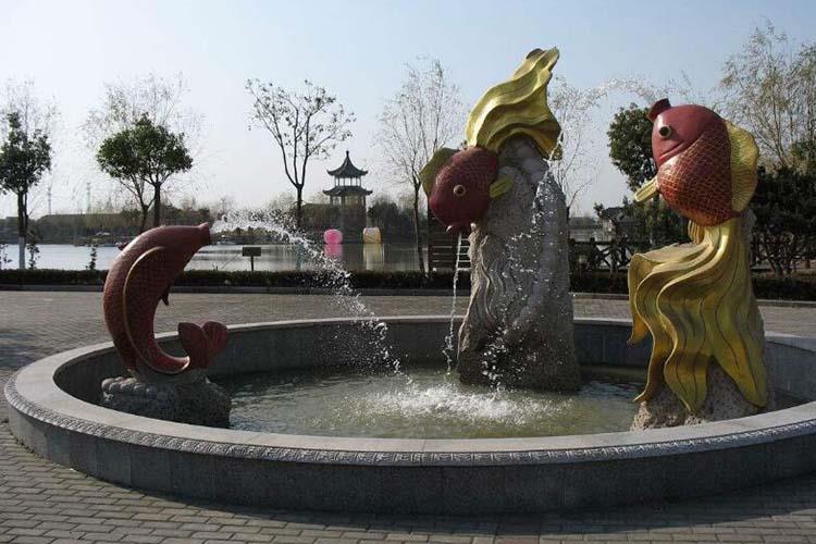雕塑喷泉一般将雕塑放在喷泉周围，用以美化环境的人工喷水设备，是雕塑造型的一种