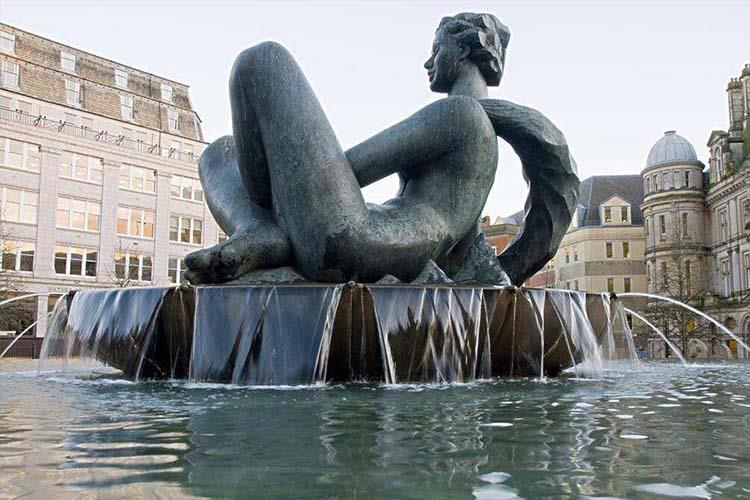 雕塑喷泉成为景观空间中的文化与艺术的重要载体，装饰优化城市环境，形成视觉焦点