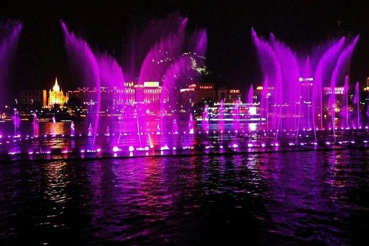 水上音乐喷泉随着音乐变换，为城市的人们在夜间增添一份美轮美奂的视觉和听觉的盛宴