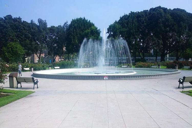 公园喷泉是现代公园的亮点，也是市民休闲、游玩的好去处