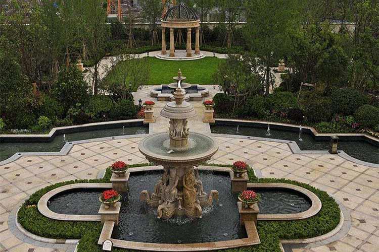 庭院小喷泉是一种将水或液体经过一定压力通过喷头喷洒出来具有特定形状的组合体，提供水压的一般为水泵