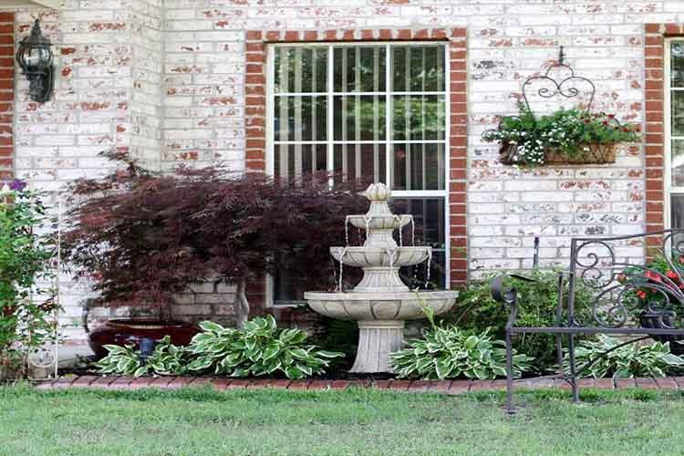 庭院小喷泉是由人工构筑的整形或天然泉池中，以喷射优美的水姿，供人们观赏的水景