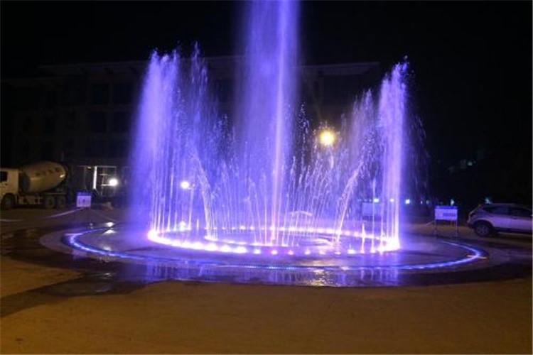 乐曲要素控制：电脑音乐水景喷泉是通过千变万化的喷泉造型，结合五颜六色的彩光照明，来反映音的内涵及音乐的主题