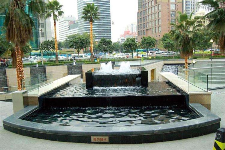 流水喷泉能细小水珠同空气分子撞击，能产生大量的负氧离子，进一步消除空气中飘浮的正离子、异味及有害粉尘，吸附二氧化碳和家电产品释放的电磁辐射，令室内空气更清新