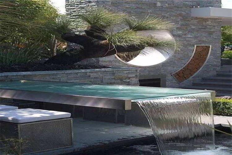 从安全性上来说，庭院小喷泉水池较好不要设计成梯形、方形、沟型等，这些形状都容易让水深不见底