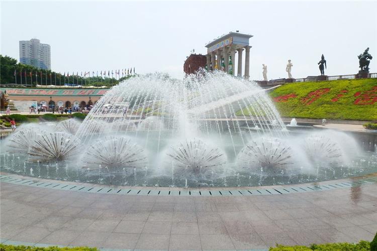 这种喷头可用较少的水量获得丰满庞大的喷泉水景景观
