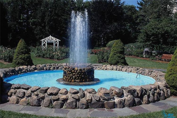 庭院小喷泉水景设计的形式主要有亲水和临水两种形式