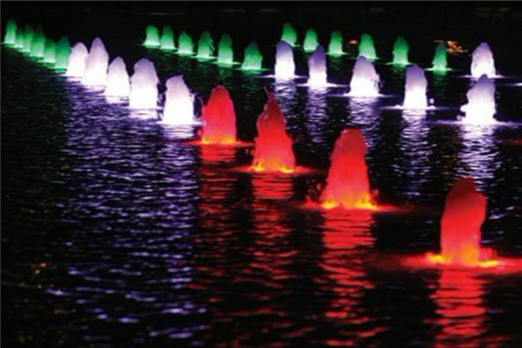游戏喷泉是一种互动式喷泉，人们可以融入喷泉水景中进行各种戏水活动