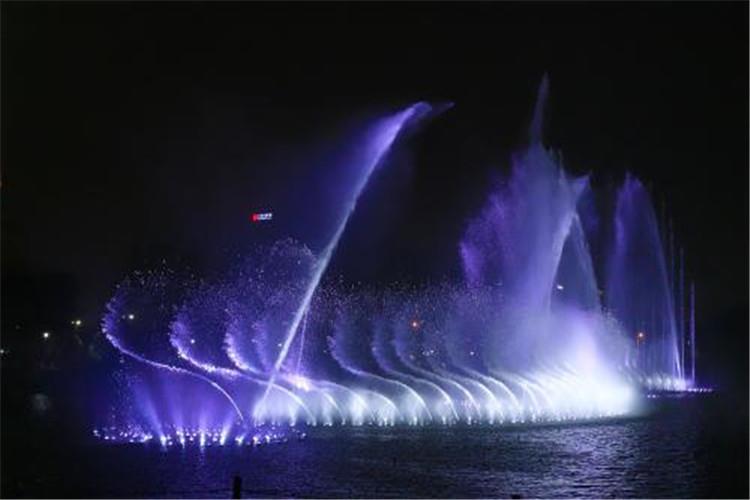 大型音乐喷泉首要在一些大型广场、主题公园、一些广大的湖面等方面比较常见
