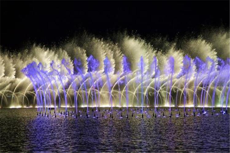 摇摆喷泉景观要做到水的流动，水的流动中喷使得泉更具有动态美