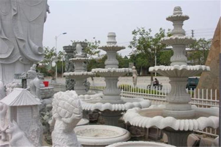 欧式喷泉雕塑较大的特点就是做工精细，所采用的雕刻手法，都是非常独特的