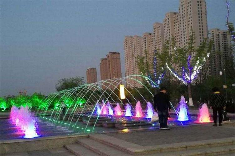 趣味喷泉是将泵出的水射向空中，有垂直射流、斜射流旋转射流等形式