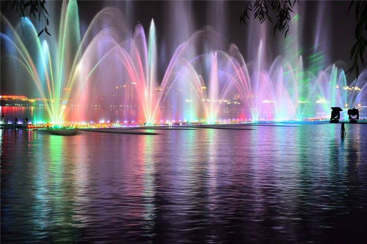 喷泉水景是在水流的喷发中伴随着节奏不同的音乐，在动感的音乐中此起彼伏的水喷放