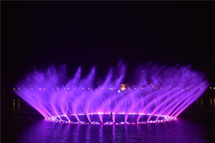 水景喷泉，特别是大型水上音乐喷泉表演，对周边环境和人都起着环保健康的功能