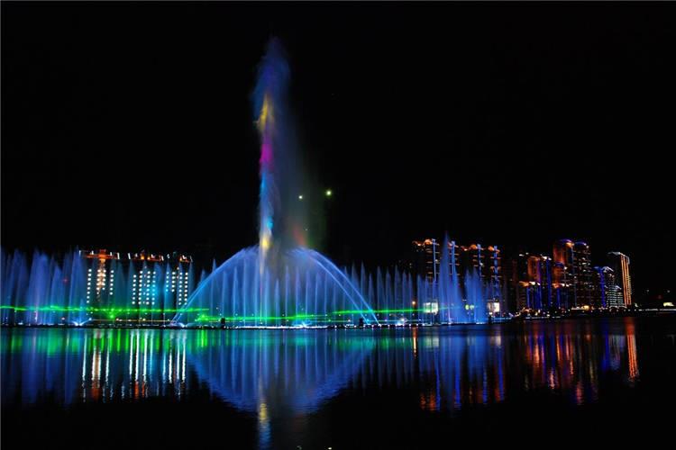 水上音乐喷泉等大型喷泉表演水秀除了美化环保和艺术效果功能外，还存在商业价值功能
