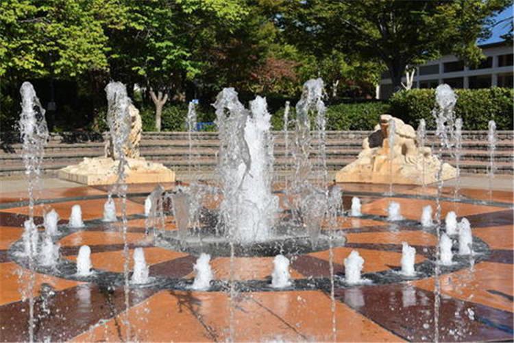 大型公园喷泉表演，对周边环境和人都起着环保健康的功能