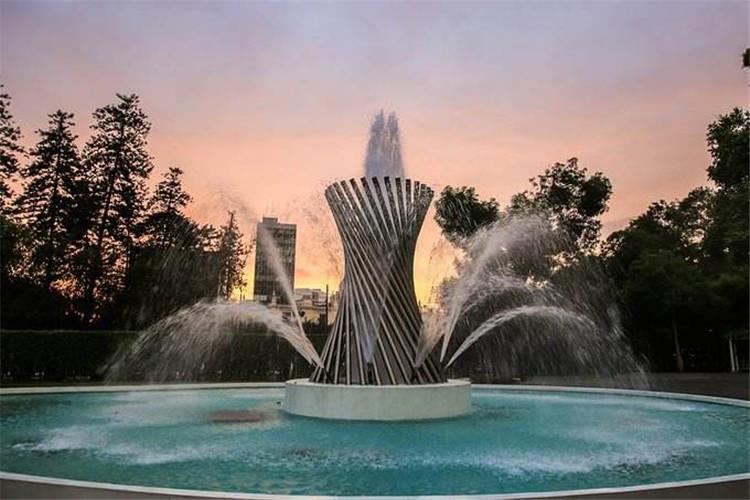 公园喷泉等大型公园喷泉表演水秀除了美化环保和艺术效果功能外，还存在商业价值功能