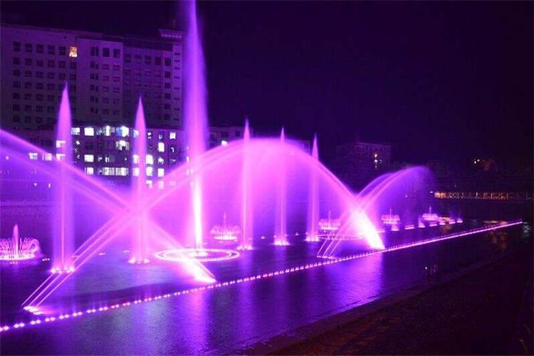 自控漂浮喷泉是利用各种电子技术，按设计程序来控制水、光、声、色的变化，从而形成变幻多姿的奇异水景