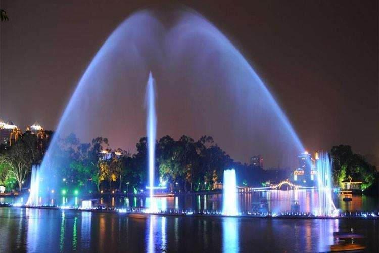 根据漂浮喷泉所在地的空间尺度来确定喷水的形式、规模及喷水池的比例大小