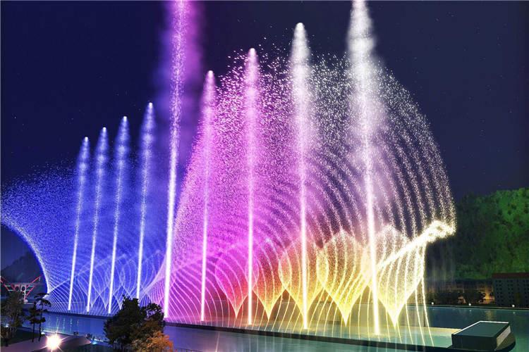 在构思音乐喷泉时，要把保持水质作为主要的设计依据