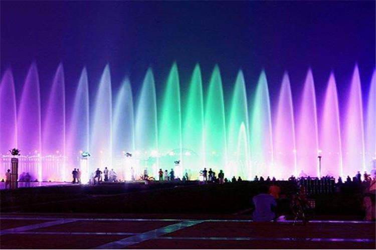 程控喷泉的水质色度不超过15度，并不得呈现其它异色，混浊度不超过10度；不得含有肉眼可见物