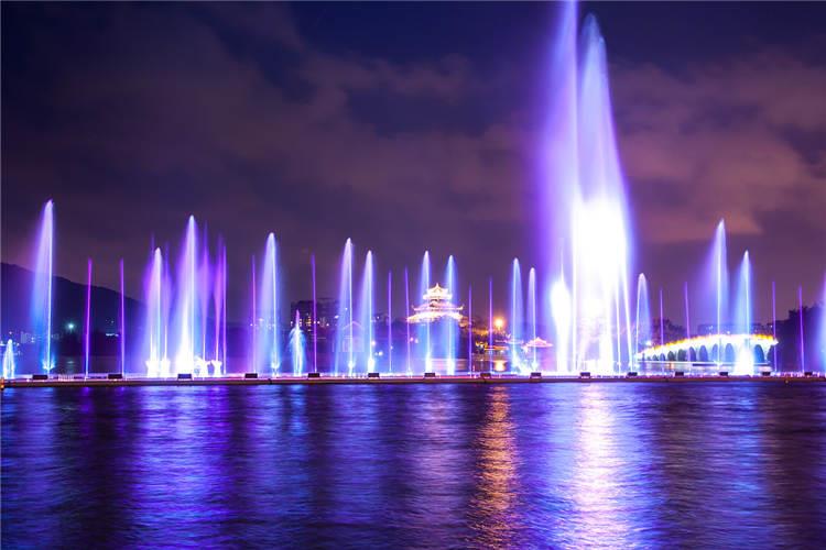 不过，国外的水上音乐喷泉主要是以雕塑取胜，那精巧华美的雕塑，水池配景也令人耳目一新，而喷泉则只起到陪衬作用