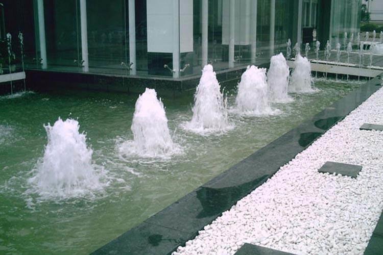 合理安排喷泉施工顺序，避免工序间的损伤和污染